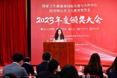 公共衛(wèi)生教育獎(jiǎng)學(xué)金優(yōu)秀學(xué)生代表、北京大學(xué)醫(yī)學(xué)部2022級(jí)博士生溫俏?，F(xiàn)場(chǎng)致辭