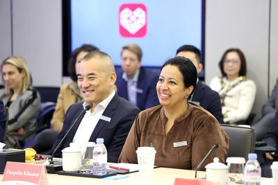 飛利浦健康生活全球業(yè)務(wù)負(fù)責(zé)人Deeptha Khanna女士（右）和飛利浦大中華區(qū)高級副總裁、健康生活事業(yè)群總經(jīng)理程凝先生（左）