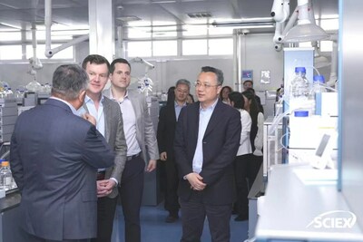 雙方合作代表參觀表型院代謝分子表型平臺質(zhì)譜實(shí)驗室