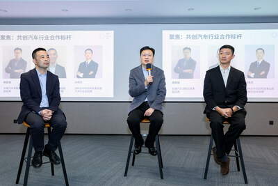 長城汽車流程與變革副總裁蔡穎臻（中）、IBM咨詢大中華區(qū)供應(yīng)鏈與財(cái)務(wù)轉(zhuǎn)型服務(wù)總經(jīng)理侯學(xué)明（左一）和IBM大中華區(qū)科技事業(yè)部汽車行業(yè)總經(jīng)理許偉杰（右一）與現(xiàn)場媒體及分析師交流