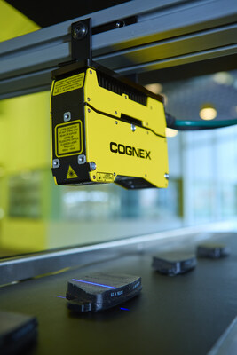 Cognex In-Sight L38 安裝在裝配線中，以 3D 方式檢測產(chǎn)品。