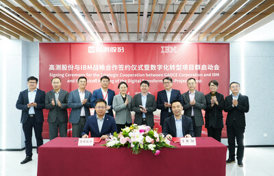 前排：IBM咨詢大中華區(qū)業(yè)務(wù)轉(zhuǎn)型合伙人侯學(xué)明與高測股份總經(jīng)理張秀濤簽署長期合作框架協(xié)議。后排右起依次是：IBM咨詢項目群經(jīng)理王亨、IBM咨詢大客戶總監(jiān)張韻非、IBM咨詢項目群總監(jiān)潘春暉、IBM咨詢副總裁李民、高測股份流程IT總監(jiān)韓成啟、高測股份運(yùn)營總監(jiān)楊蕾、高測股份人力總監(jiān)李金鵬、高測股份項目群經(jīng)理賀震、高測股份財務(wù)總監(jiān)李學(xué)于、高測股份光伏裝備產(chǎn)品線經(jīng)理胡德焱