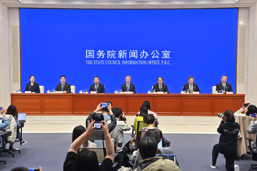 國家發(fā)展改革委副主任趙辰昕出席國務(wù)院政策例行吹風會 介紹《推動大規(guī)模設(shè)備更新和消費品以舊換新行動方案》有關(guān)情況并回答記者提問