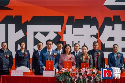 立邦與燈塔市人民政府、大連理工大學(xué)就產(chǎn)學(xué)研戰(zhàn)略合作簽約（第一排從左至右：大連理工大學(xué)化工學(xué)院黨委書(shū)記、教授張文珍，立邦中國(guó)北部區(qū)域公司總經(jīng)理宋惠鈞，燈塔市委副書(shū)記、市長(zhǎng)陳丹）