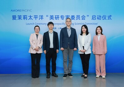 現(xiàn)場合影（左起：上海交通大學安泰經(jīng)濟與管理學院教授才鳳艷女士，清華大學化學工程系副教授陳振先生，愛茉莉太平洋技術研究院院長徐丙徽先生，四川大學華西醫(yī)院皮膚科副主任醫(yī)師文翔女士，原復旦大學附屬華山醫(yī)院皮膚科植發(fā)中心主治醫(yī)師、曜影醫(yī)療客座醫(yī)師白妍雙女士）