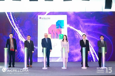 《全球管理會(huì)計(jì)原則2.0》中文版全球首發(fā)儀式左一：上海交通大學(xué)上海高級(jí)金融學(xué)院原副書(shū)記、原副院長(zhǎng)  潘杰；左二：上海交通大學(xué)上海高級(jí)金融學(xué)院副院長(zhǎng)、會(huì)計(jì)學(xué)教授、中國(guó)金融研究院副院長(zhǎng)、上海高金金融研究院聯(lián)席院長(zhǎng) 李峰；左三：AICPA & CIMA（國(guó)際注冊(cè)專(zhuān)業(yè)會(huì)計(jì)師公會(huì)）全球首席執(zhí)行官,柏瑞梅蘭肯；右三：AICPA & CIMA 國(guó)際注冊(cè)專(zhuān)業(yè)會(huì)計(jì)師公會(huì)北亞區(qū)總裁 李穎；右二：上海市浦東新區(qū)金融工作局副局長(zhǎng) 張輝；右一：浦東國(guó)際金融研究和服務(wù)中心、上海市浦東新區(qū)金融穩(wěn)定促進(jìn)中心主任 夏曉波