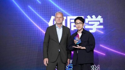 歐萊雅北亞總裁及中國首席執(zhí)行官博萬尚授予何同學
