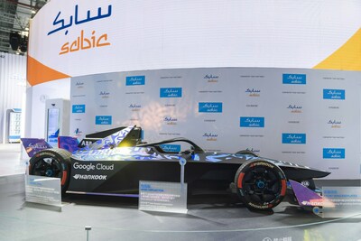 SABIC在CHINAPLAS展出與電動方程式（Formula-E）合作推出的電動方程式賽車