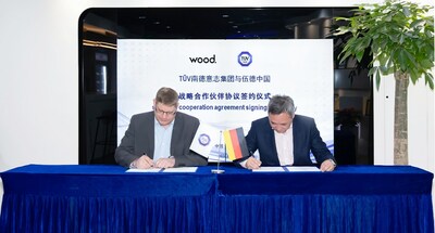 TüV南德何諾貝博士（左）與Wood中國任曉峰（右）簽署戰(zhàn)略合作協(xié)議