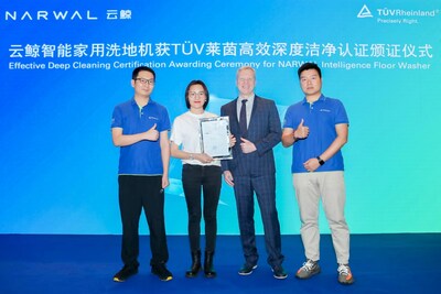 TüV萊茵向云鯨智能家用洗地機(jī)頒發(fā)了高效深度潔凈認(rèn)證證書(shū)