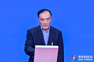 軟通動(dòng)力執(zhí)行副總裁兼首席數(shù)字官彭強(qiáng)代表公司簽約