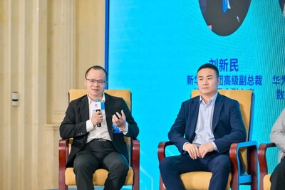 新華三集團(tuán)高級副總裁、技術(shù)委員會副主席劉新民（左一）參加圓桌對話環(huán)節(jié)