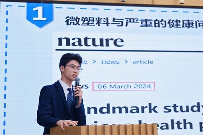 決賽現(xiàn)場：《磁性納米y-Fe203材料去除水中微塑料的研究》學生作品介紹中