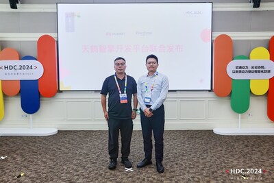 軟通動力計算解決方案部部長孟凱凱（左）、華為云計算服務(wù)產(chǎn)品部鯤鵬云服務(wù)總監(jiān)左少夫（右）