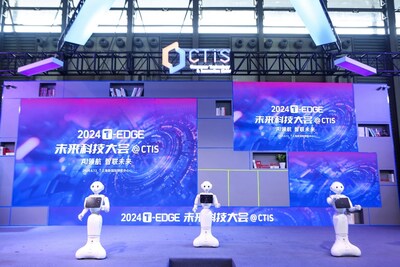 （大會(huì)現(xiàn)場(chǎng)，軟銀機(jī)器人作開幕舞蹈表演）