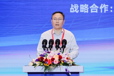 微眾銀行首席財務(wù)官、董事會秘書王立鵬作主旨演講
