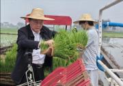 “開直播機的老頭”為無人駕駛農機“帶貨”