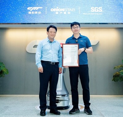 SGS中國區(qū)副總裁、SGS管理與保證事業(yè)群中國區(qū)總經(jīng)理辛斌（左）為獵戶星空頒發(fā)中國首張人工智能管理體系認(rèn)證證書
