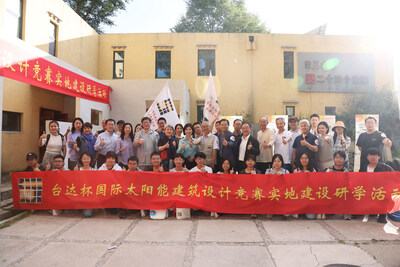 建筑專家、高校教師、競賽參與者與往屆獲獎(jiǎng)成員及媒體共同參與青海研學(xué)行。