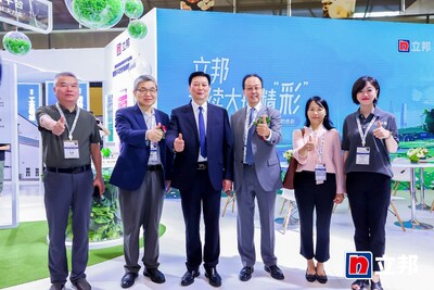立邦投資有限公司副董事長楊思成（右三）陪同中國涂料工業(yè)協(xié)會會長劉普軍（左三）、中國涂料工業(yè)協(xié)會副會長丁艷梅（右二）及中國石油和化學(xué)工業(yè)聯(lián)合會黨委常委龐廣廉（左二）等嘉賓參觀立邦展臺