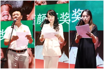 上海攝影業(yè)行業(yè)協(xié)會會長葉曉春、上海市國際展覽（集團(tuán)）有限公司副總裁蔣嵐、富士膠片（中國）企業(yè)溝通部經(jīng)理劉圣音分別宣讀“捧富大笑獎”、“喜笑顏開獎”及“人氣獎”獲獎?wù)呤謾C(jī)號碼（前三位及最后四位）