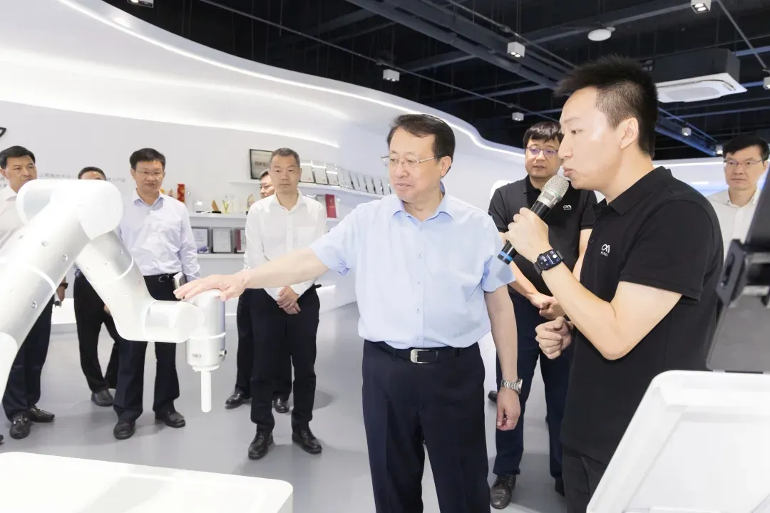 支持科技企業(yè)勇當(dāng)科創(chuàng)賽道的領(lǐng)跑者，上海市委副書記、市長龔正調(diào)研非夕科技