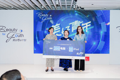 2024歐萊雅“美好青年計劃”捐贈儀式，左起：歐萊雅北亞及中國首席可持續(xù)發(fā)展官樸智鮮、美麗中國支教項目副秘書長高俊蔚、歐萊雅北亞及中國人力資源副總裁沈琳