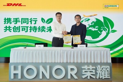 左：DHL快遞中國(guó)區(qū)深圳區(qū)域總經(jīng)理謝士平；右：榮耀采購(gòu)副總裁張健