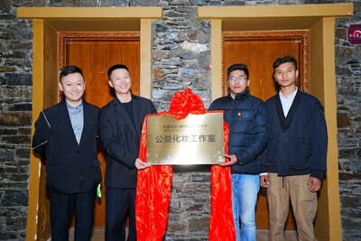 右一為壤巴拉非遺傳習(xí)協(xié)會(huì)會(huì)長(zhǎng)、支部書(shū)記桑州，右二為壤巴拉景區(qū)管理處副主任讓真澤讓