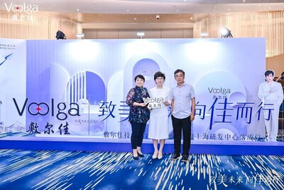 北京蔚藍(lán)公益基金會創(chuàng)始人、執(zhí)行理事諸菁，副理事長蘇歷銘，與哈爾濱敷爾佳科技股份有限公司總經(jīng)理孫娜合影