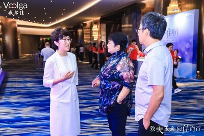 北京蔚藍(lán)公益基金會創(chuàng)始人、執(zhí)行理事諸菁，副理事長蘇歷銘，與哈爾濱敷爾佳科技股份有限公司總經(jīng)理孫娜暢聊公益事業(yè)