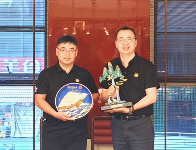華為云中國(guó)區(qū)副總裁、中國(guó)云銷售伙伴發(fā)展部部長(zhǎng)張達(dá)（左）與軟通動(dòng)力董事黃穎（右）代表雙方企業(yè)互贈(zèng)