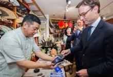 Visa公司全球總裁詹嘉睿走訪北京紅橋市場，體驗入境支付優(yōu)化成果