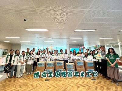 上海恒隆一心義工隊(duì)與辦公樓租戶青年一起為靜安區(qū)、徐匯區(qū)、金山區(qū)等基層家庭學(xué)童準(zhǔn)備物資禮包