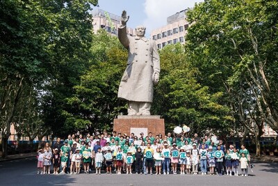 上海恒隆一心義工隊(duì)與青年大學(xué)生一起帶領(lǐng)基層家庭學(xué)童前往上海同濟(jì)大學(xué)進(jìn)行研學(xué)學(xué)習(xí)，激發(fā)他們對海洋探索科學(xué)的興趣