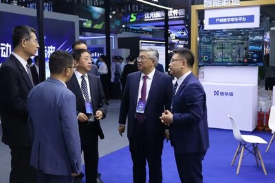 大連市人民政府常務(wù)副市長邱寶林，遼寧省工業(yè)和信息化廳副廳長王丹群，大連市工業(yè)和信息化局副局長段洪濤等領(lǐng)導(dǎo)一行參觀信華信展位