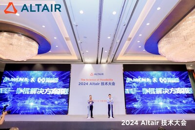 Altair大中華區(qū)技術(shù)總監(jiān)趙陽（左）和阿里云彈性計算產(chǎn)品運營與生態(tài)負責人何川（右）共同出席發(fā)布儀式