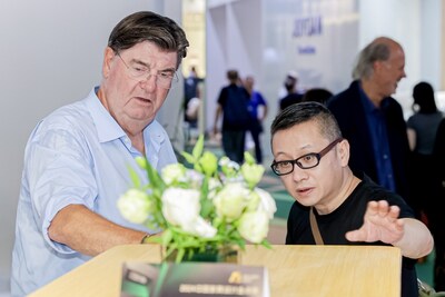 逛展中的評審們，開啟對百余家企業(yè)的展位走訪