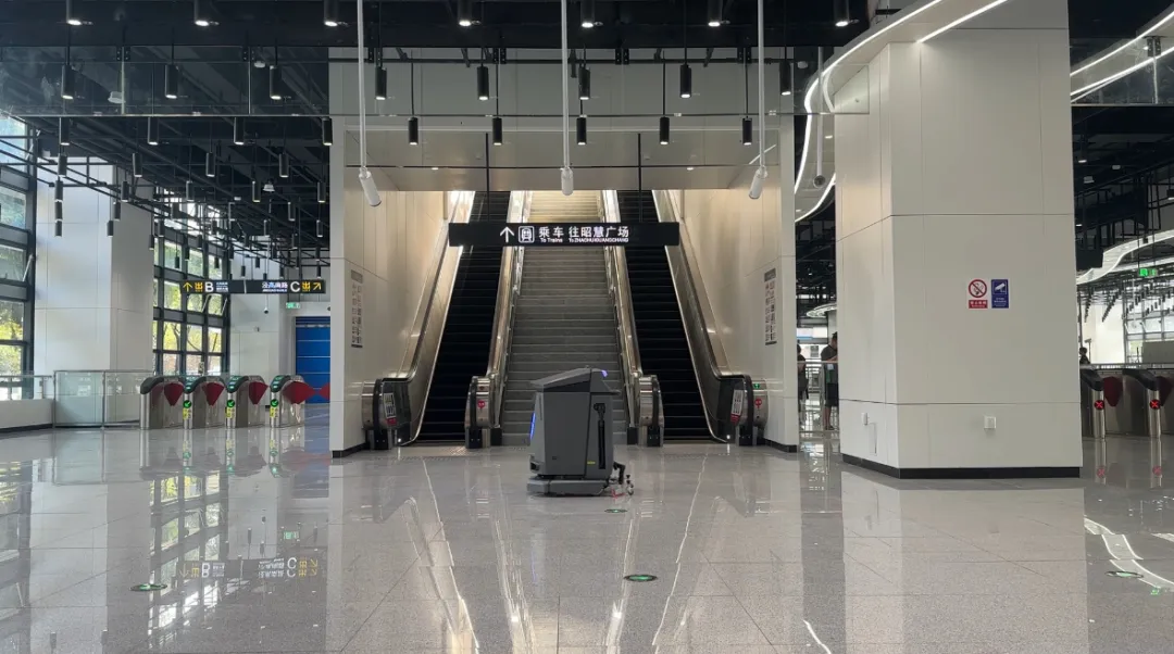 又一條地鐵無人線開通！霞智科技智能清潔機(jī)器人正式“上崗”