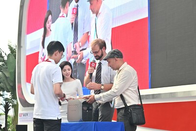 廣交會新品新服務發(fā)布會現(xiàn)場觀眾試用正浩EcoFlow移動儲能產品