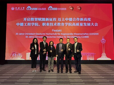 圖2：慧魚集團(tuán)代表與中德工程學(xué)院院長、職業(yè)技術(shù)教育學(xué)院院長合影