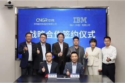 前排：中偉股份副總裁兼CFO朱宗元（左）、IBM咨詢大中華區(qū)業(yè)務(wù)轉(zhuǎn)型財務(wù)及供應(yīng)鏈服務(wù)總經(jīng)理侯學(xué)明（右） 后排左起：IBM大中華區(qū)化工能源行業(yè)咨詢總監(jiān)范慧礴、IBM大中華區(qū)副總裁 IBM咨詢企業(yè)轉(zhuǎn)型服務(wù)及混合云服務(wù)總經(jīng)理李民、IBM大中華區(qū)副總裁 IBM咨詢戰(zhàn)略業(yè)務(wù)拓展服務(wù)總經(jīng)理楊繼剛、中偉股份董事長 總裁鄧偉明、中偉股份副總裁尹桂珍、中偉股份總裁助理劉一共同出席了本次簽約儀式。