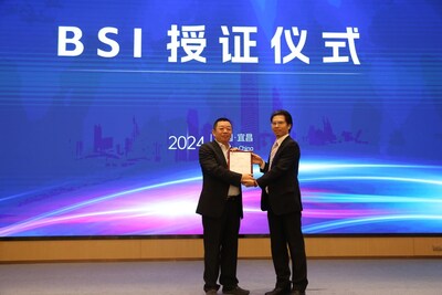 圖左：湖北及安盾消防科技有限公司董事長 李先軍；圖右：BSI大中華區(qū)產(chǎn)品認(rèn)證總監(jiān) 朱燕歡