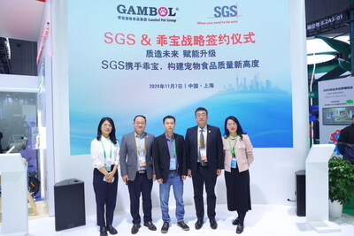 SGS中國區(qū)農(nóng)產(chǎn)食品部總經(jīng)理王劍（右二）、SGS中國區(qū)農(nóng)產(chǎn)食品部山東區(qū)總監(jiān)黃翠玲（右一）、乖寶寵物質量運營中心質量官陳天宏（左三）、SGS中國區(qū)農(nóng)產(chǎn)食品部副總監(jiān)李建平（左二）、SGS中國區(qū)農(nóng)產(chǎn)食品部山東區(qū)域大客戶經(jīng)理于秀明（左一）