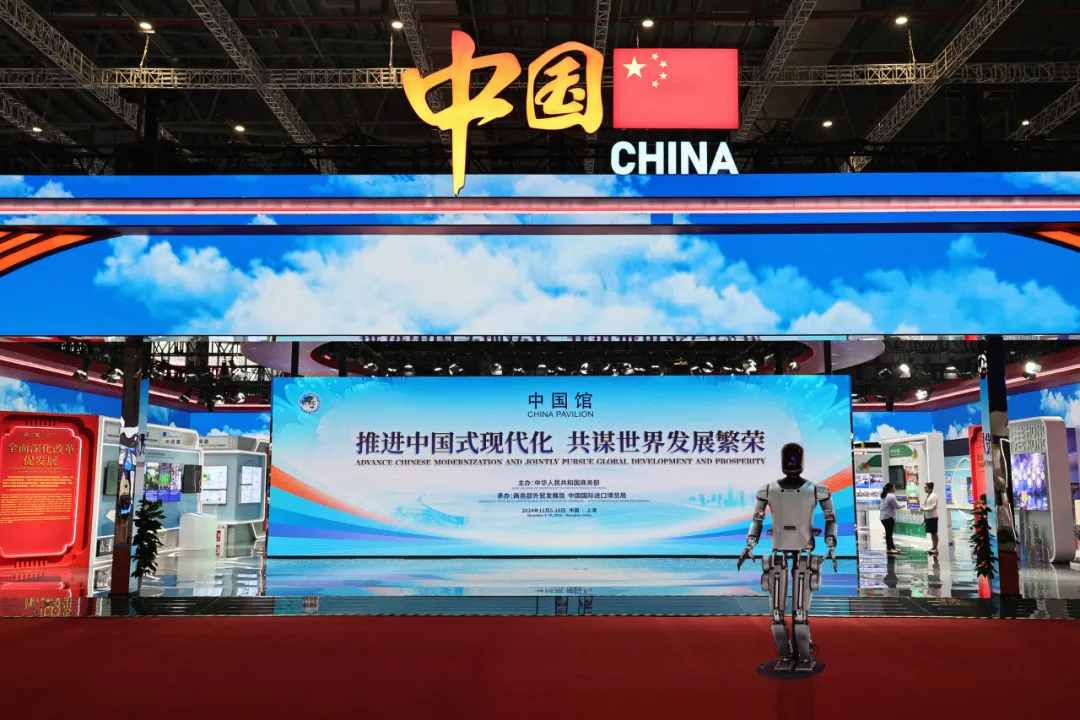 進(jìn)博會上的人形機(jī)器人，亮眼！優(yōu)必選工業(yè)人形機(jī)器人Walker S在進(jìn)博會上