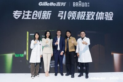 寶潔大中華區(qū)男士理容品類高級(jí)品牌總經(jīng)理詹大衛(wèi)與兩位博主、研發(fā)科學(xué)家合影留念