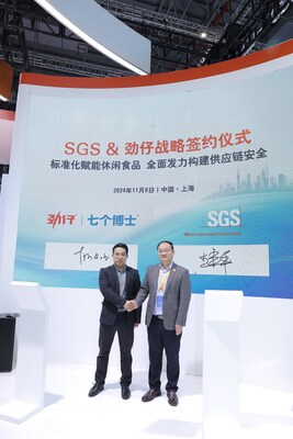 SGS農(nóng)產(chǎn)食品部中國區(qū)副總監(jiān)李建平（右一）與勁仔七個(gè)博士市場總監(jiān)戚智輝（左一）出席簽約儀式