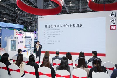 香港科技大學(xué)利豐供應(yīng)鏈研究院執(zhí)行總監(jiān)張家敏先生于上海進(jìn)博會(huì)會(huì)場(chǎng)內(nèi)與參會(huì)人士分享《2024全球供應(yīng)鏈報(bào)告》內(nèi)容
