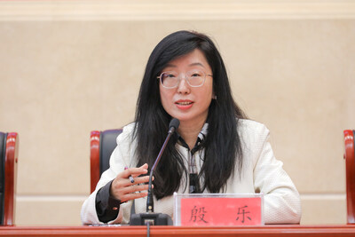 圖為中國社會科學院新聞與傳播研究所副所長、研究員殷樂答記者問