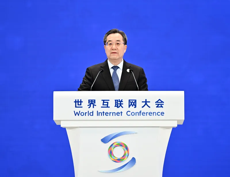 丁薛祥出席2024年世界互聯(lián)網(wǎng)大會(huì)烏鎮(zhèn)峰會(huì)開(kāi)幕式并發(fā)表主旨講話